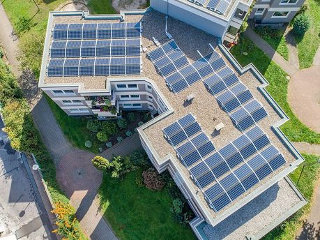 Photovoltaikanlage auf einem Mehrfamilienhaus