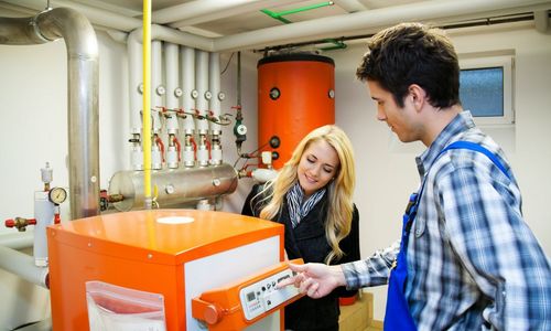 Das Foto einen Heizungsinstallateur im Heizraum