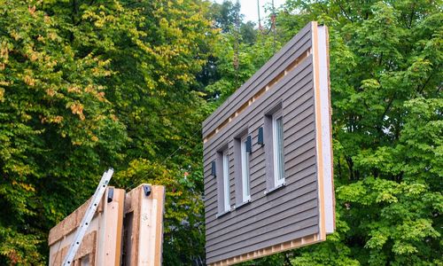 Das Foto zeigt ein Fassadenelement am Kran