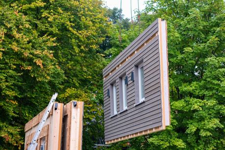 Foto: Baufritz Das Foto zeigt ein Fassadenelement an einem Kran