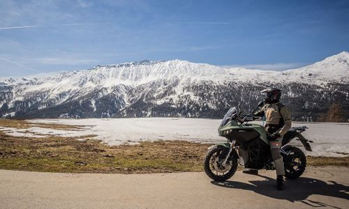 Das Foto zeigt ein E-Motorrad vor Bergkulisse