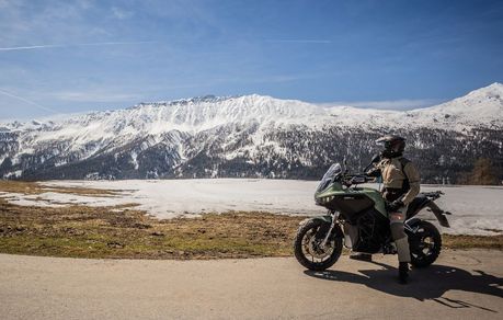 Jürgen Theiner Das Foto zeigt ein E-Motorrad vor Bergkulisse