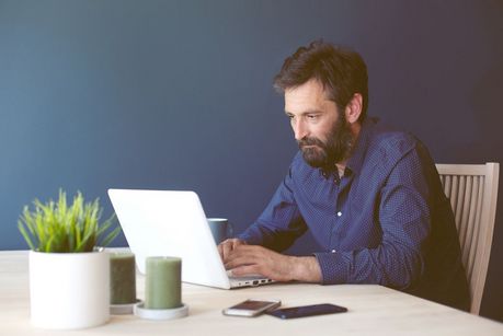 © Tamara-Dragovic-istockphoto.com Das Bild zeigt einen Mann im Homeoffice