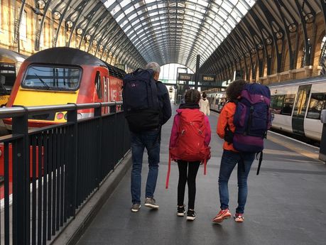 Familie auf dem Weg zum Zug