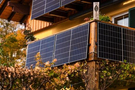 Bild: Moritz Sonntag Balkonsolaranlage auf Holzbalkon