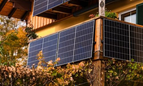 Balkonsolaranlage am Holzbalkon