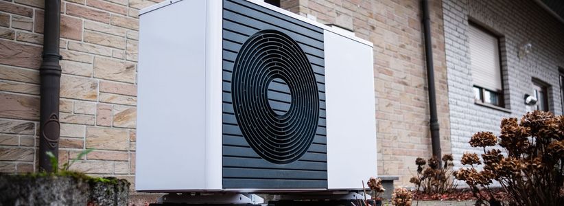 AdobeStock 558714551 / Robert Poorten Wärmepumpe an einem Einfamilienhaus