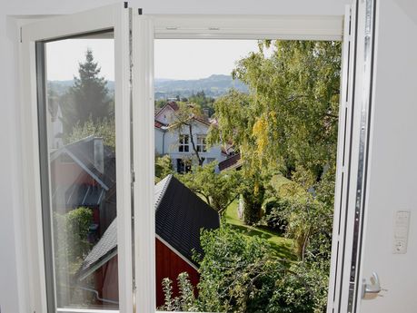 Offenes Fenster mit Ausblick