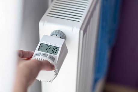 © Daniel Jędzura-stock-adobe.com Das Bild zeigt ein programmierbares Thermostat