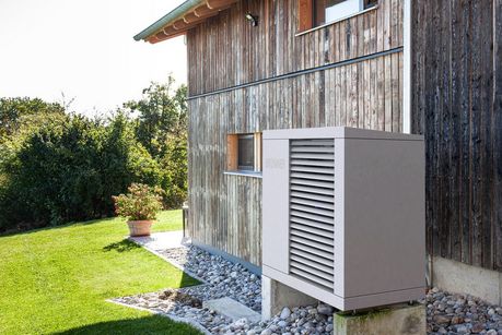 Das Foto zeigt Wärmepumpe vor einem Haus