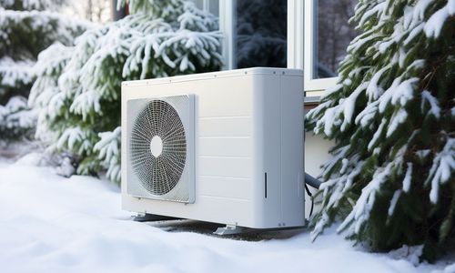 Marco_stock.adobe.com_666155465 Das Foto zeigt eine Wärmepumpe im Winter