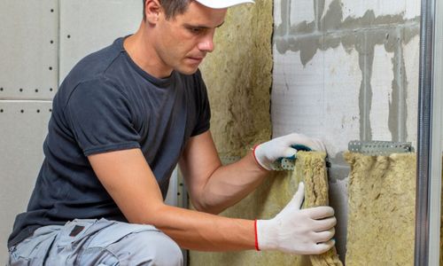 Das Foto zeigt Handweker beim Dämmen von innen