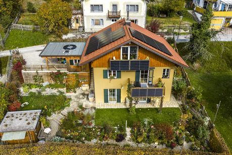 Das Foto zeigt eine PV-Anlage von oben