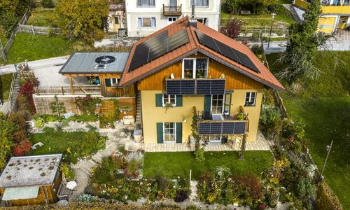 Das Foto zeigt eine PV-Anlage von oben