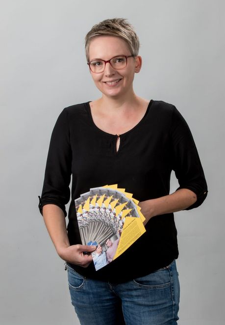 bettina-fischer Frau mit Flyern