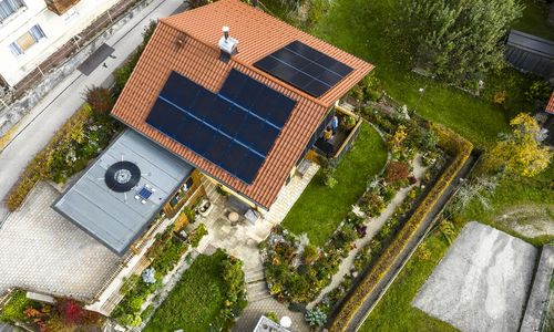 Ds Bild zeigt eine PV-Anlage von oben