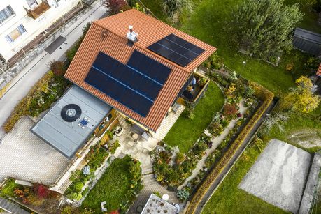 Das Bild zeigt eine PV-Anlage von oben