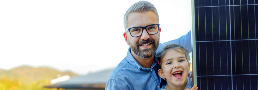 Vater und Tochter mit PV-Modul