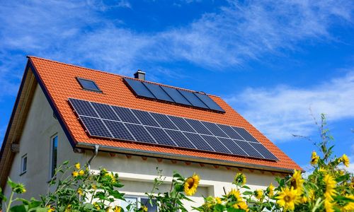 Das Foto zeigt eine Photovoltaikanlage auf einem Hausdach