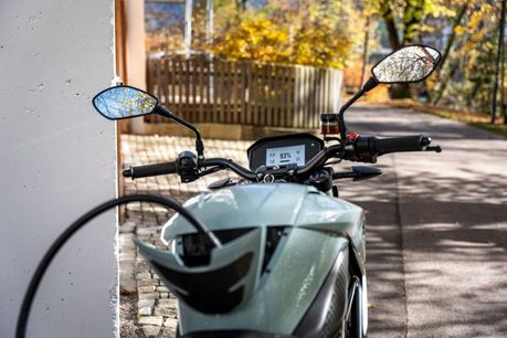 Bild: Moritz Sonntag E-Motorrad an Ladestation
