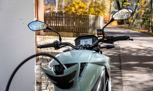 Bild: Moritz Sonntag E-Motorrad an Ladestation