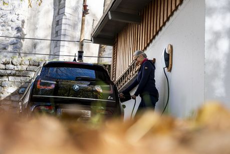 © Moritz Sonntag Das Bild zeigt eine Frau beim Laden eines E-Autos