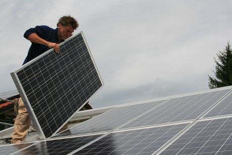 Mann der Photovoltaikanlage installiert