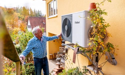 Wärmepumpe mit Person