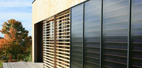 Solarthermie-Kasten an Holzfassade