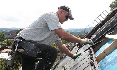 Hanwerker Saniert ein Dach