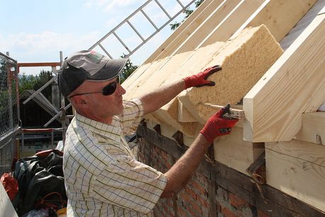 Handwerker dämmt Hausdach