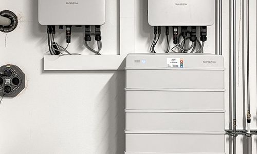 Das Foto zeigt einen Batteriespeicher im Keller