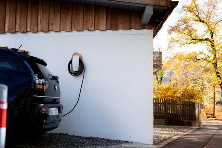 E-Auto an Ladestation am Haus
