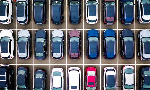 Das Bild zeigt parkende E-Autos von oben