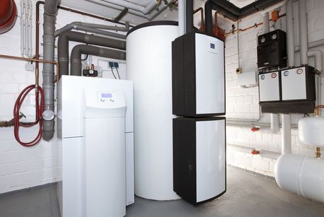Das Foto zeigt eine Heizungsanlage samt Pufferspeicher