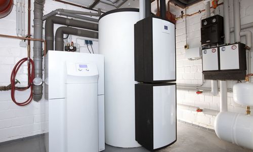 Das Foto zeigt eine Heizungsanlage mit Pufferspeicher