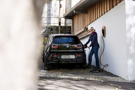 © Moritz Sonntag Das Bild zeigt eine Frau mit gebrauchtem E-Auto