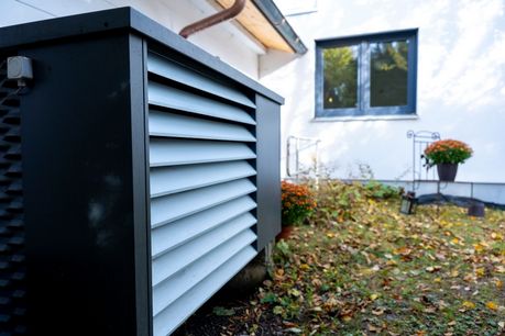 Das Foto zeigt eine Wärmepumpe im Garten