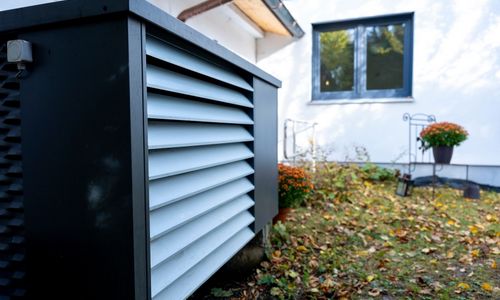 Das Foto zeigt eine Wärmepumpe im Garten