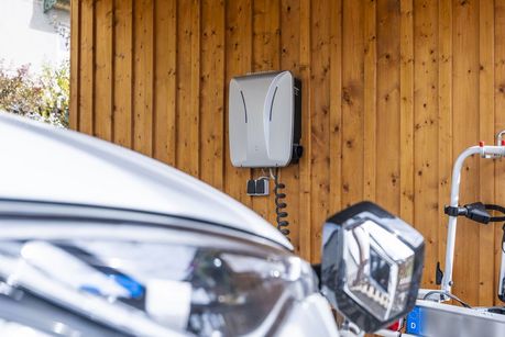 © Moritz Sonntag Das Bild zeigt eine Wallbox mit angeschlossenem Auto