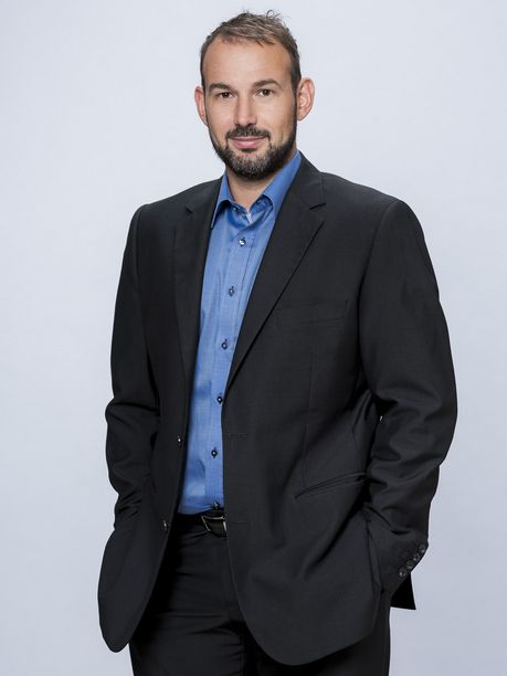 Andre-Butz Mann in Anzug
