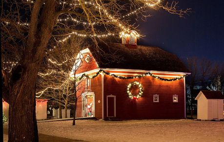 Haus und Garten mit Weihnachtsbeleuchtung