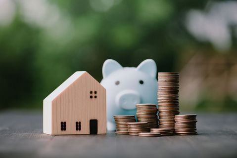 © Anawat_s-istockphoto Das Foto zeigt Geldmünzen und ein Modellhäuschen