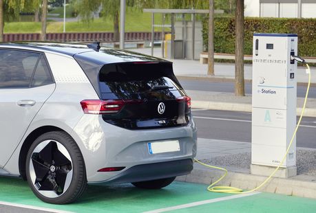 Das Foto zeigt ein E-Auto beim Laden