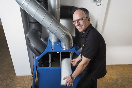 Lueftungsanlage Techniker wartet Lüftungsanlage