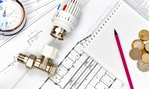 Foto: Canva_iskrinka74 Das Foto zeigt Heizungsteile und Pläne