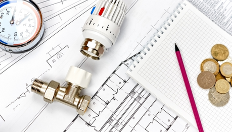 Das Foto zeigt Heizungsteile und Pläne