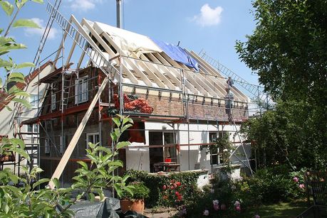 sanierung-einfamilienhaus Offener Dachstuhl während Sanierung eines Einfamilienhauses