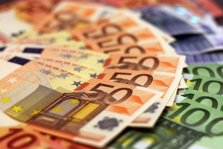 Fünzig und hundert Euro Geldscheine