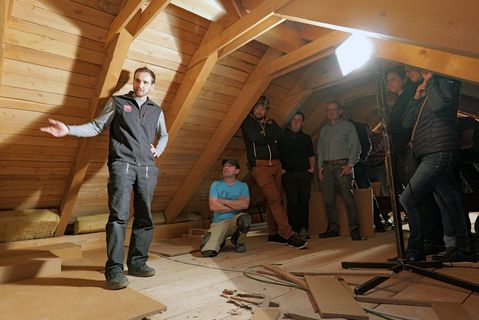 Foto: eza! Das Foto zeigt eine Gruppe bei einer Dämmvorführung